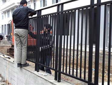 锌钢护栏应用于小区